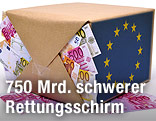 Paket mit EU-Logo und herausfallenden Euro-Scheinen
