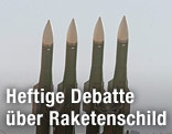 Flugabwehr-Raketen ragen in den Himmel