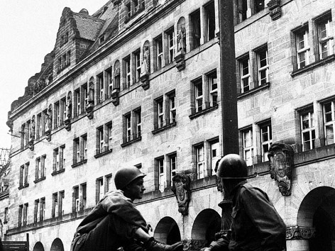 © AP Justizpalast in Nürnberg 1945