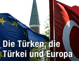 EU-Flagge, Minarett und Türkeifahne