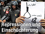 Demonstrant und Ägyptische Polizei