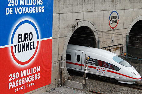 © Reuters/Pascal Rossignol Aus dem Eurotunnel herausfahrender Zug
