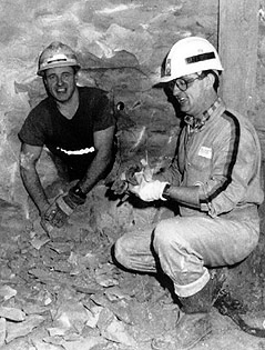 © APA/EPA/David Giles Englischer Tunnelbauer Graham Fagg und französischer Tunnelbauer Phillippe Cozette