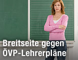 Lehrerin vor Tafel