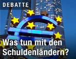 Skulptur des Euro-Symbols leuchtet mit seinen gelben Sternen vor der Zentrale der Europäischen Zentralbank in Frankfurt am Main