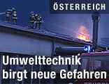 Feuerwehrmänner löschen auf einem Dach