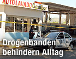 Vor einer Tankstelle in Mexiko steht ein Polizist hinter der Polizeiabsperrung