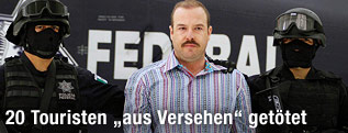 Der  wegen mehrfachen Mordes unter Verdacht stehende Carlos Montemayor wird von der Polizei abgef&uuml;hrt