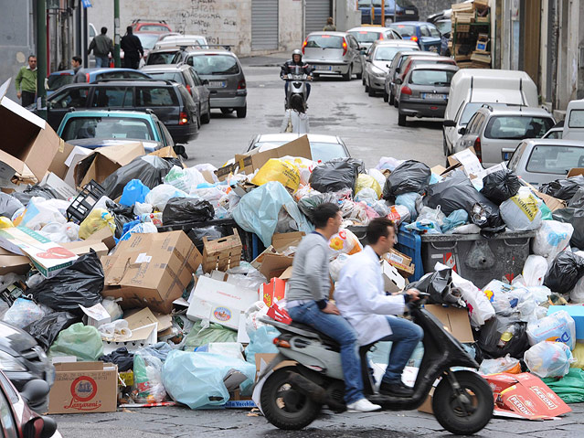 © APA/EPA/ANSA/Ciro Fusco Müllchaos in Neapel