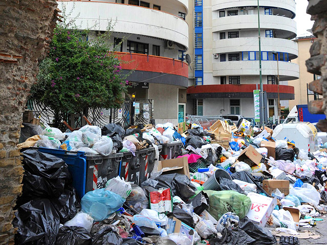© APA/EPA/ANSA/Ciro Fusco Müllchaos in Neapel