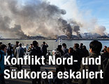 Menschen beobachten den Granatenangriff auf die s&uuml;dkoreanische Insel Yeonpueong