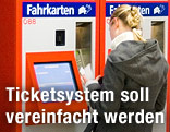 Frau vor Ticketautomaten