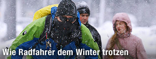 Radfahrer im Schneetreiben