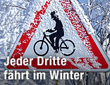 Verschneites Schild "Achtung Radfahrer"