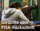 Schülerin schreibt