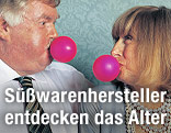 Älteres Pärchen macht Kaugummiblasen