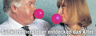 Älteres Pärchen macht Kaugummiblasen