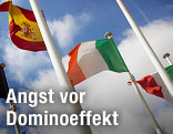 Fahnen von Irland und Spanien