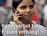 Indische Frau mit Mobiltelefon