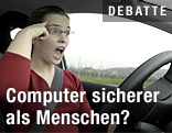 Frau ärgert sich im Auto