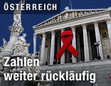 Rote Aids-Schleife auf dem &ouml;sterreichischen Parlamentsgeb&auml;ude