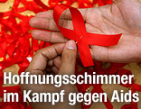 Hand mit einem Red Ribbon