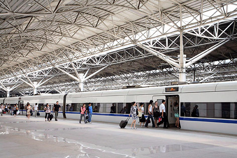 © APA/EPA/Qilai Shen Hochgeschwindigkeitszugstation in Schanghai
