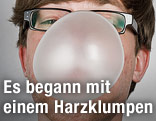 Mann macht eine Kaugummiblase