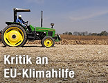 Traktor fährt auf Feld
