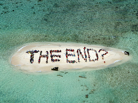 © AP/Spectral Q, Lou Dematteis Menschen formen "The End?" am Strand