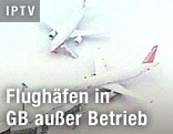 Eingeschneite Flugzeuge