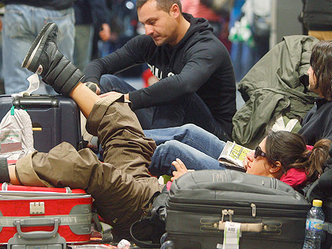 © APA/EPA/Kai Foersterling Passagiere warten am Flughafen