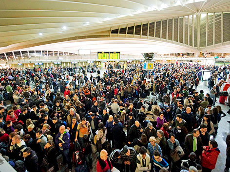 © APA/EPA/EFE/Miguel Tona Zahlreiche Passagiere warten am Flughafen in Madrid