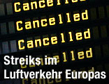 Auf einer Flughafenanzeige steht mehrmals "Cancelled"
