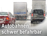 Autos auf der verschneiten A1