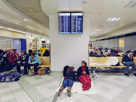 © APA/EPA/Gerry Penny Passagiere warten am Flughafen London Gatwick