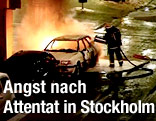 Feuerwehr löscht Auto
