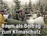 Weihnachtsbaum wird verpackt