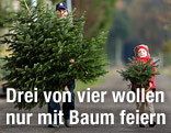 Mann und Mädchen tragen kleinen und großen Nadelbaum