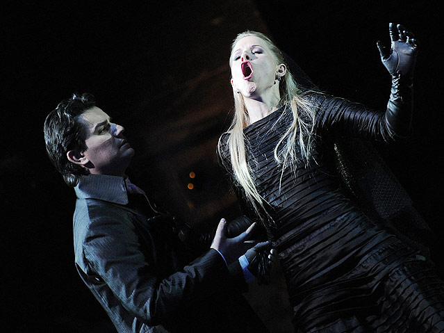 © APA/Robert Jäger Saimir Pirgu (Don Ottavio) und Sally Matthews (Donna Anna) während Mozarts "Don Giovanni"