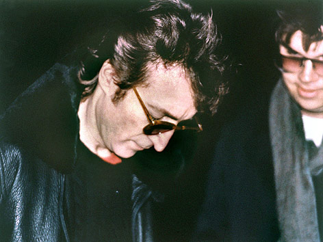 © APA/dpa John Lennon gibt Mark David Chapman ein Autogramm