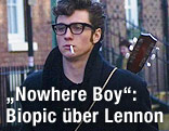 Aaron Johnson als John Lennon auf den Straßen von Liverpool, Filmszene Nowhere Boy