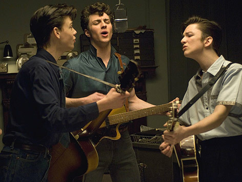 © Central Film Thomas Brodie Sangster (Paul McCartney), Aaron Johnson (John Lennon) und Sam Bell (George Harrison) in einer Filmszene aus Nowhere Boy