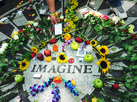 © Reuters/Keith Bedford Imagine mosaik in Strawberry Fields im Central Park, New York City