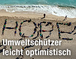 "Hope"-Schriftzug von Greenpeace-Aktivisten