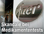 Firmenlogo vor der Zentrale von Pfizer