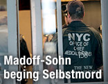 Leichenbeschauer und Polizist im New Yorker Appartmenthaus von Mark Madoff