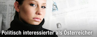 Frau vor Zeitungen