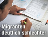 Schülerin schreibt