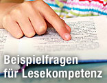 Finger unterstützt beim Lesen in einem Buch